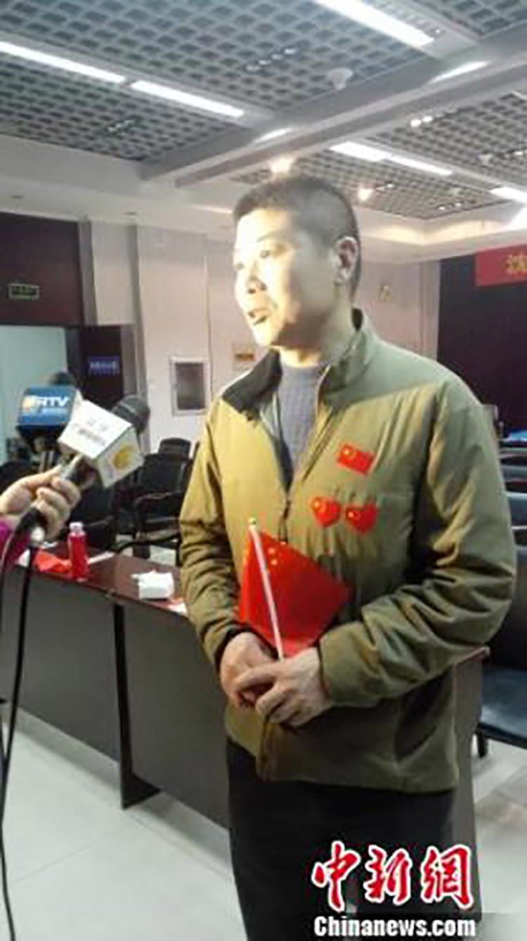 赛后看球吧
教练人员接受采访 朱明宇 摄