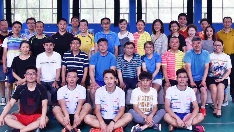 2019年看球吧
教职工业余羽毛球双打比赛圆满落幕