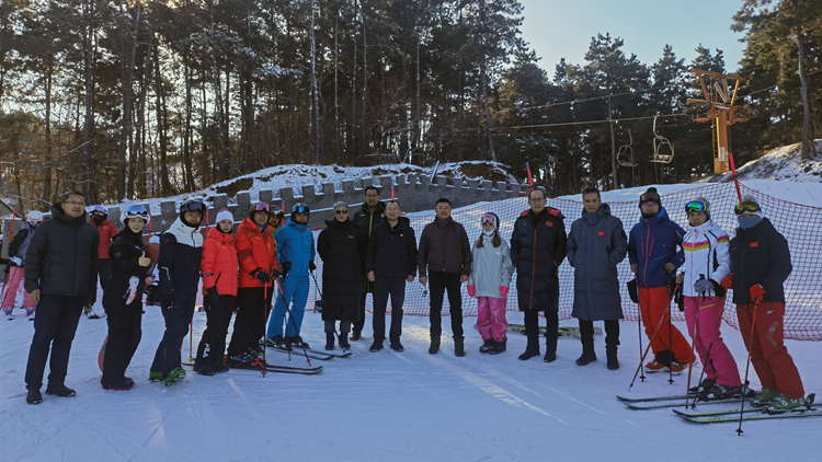 院长刘征视察滑雪课程教学工作