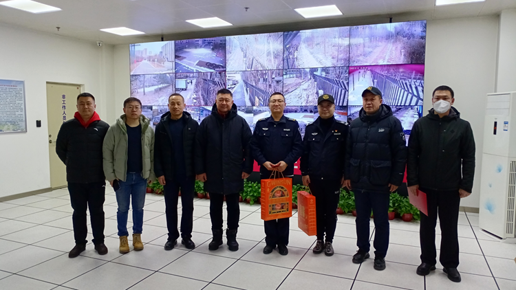 看球吧
领导慰问除夕夜值班人员