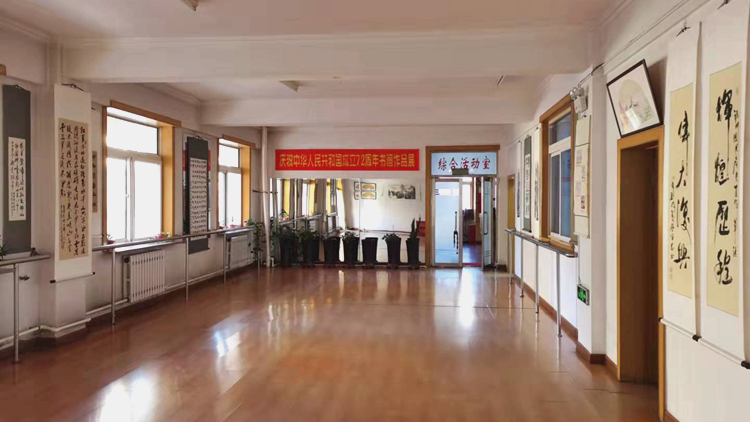 看球吧
举办离退休教职工“感党恩  迎国庆”书画作品展