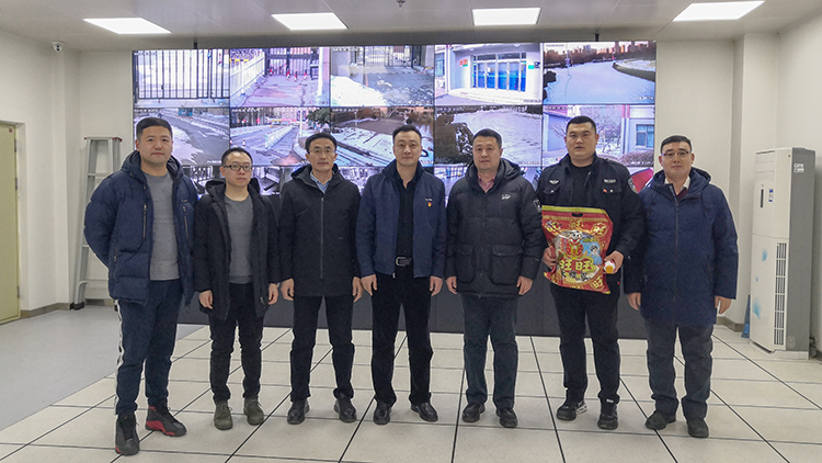 看球吧
慰问除夕值班人员