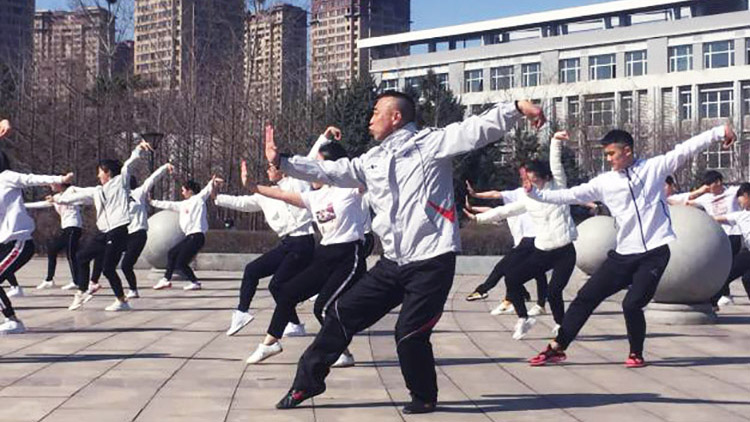 辽宁电视台《航拍瞰天下》栏目组到我校拍摄青年志愿者服务队活动