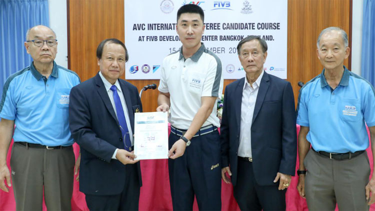 教师杜宁获室内排球项目国际候补裁判员资格