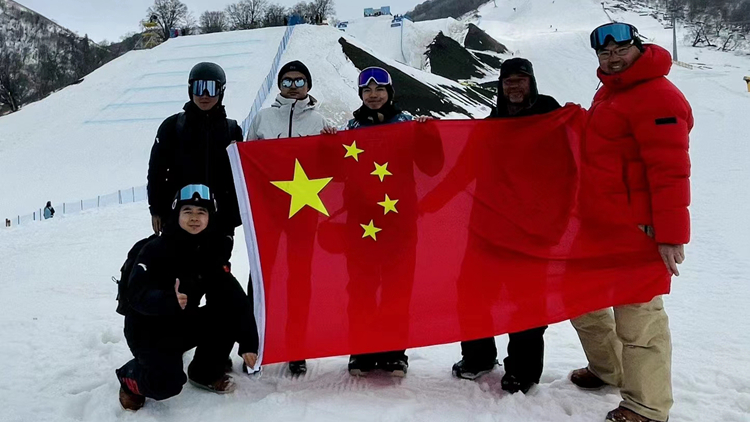 国际雪联单板滑雪世锦赛我校运动员创佳绩