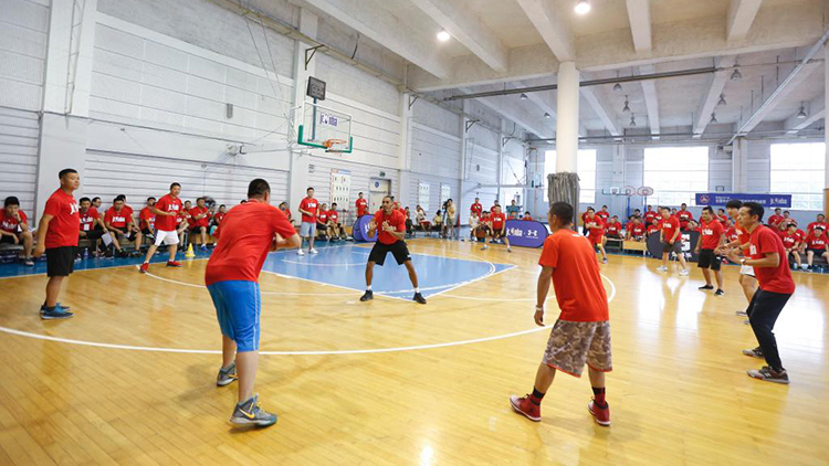 2018年全国中小看球吧
园篮球教师培训营（辽宁站）在我校开营