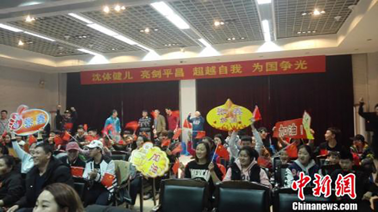 看球吧
师生为该校运动员徐梦桃和张鑫加油鼓劲 朱明宇 摄