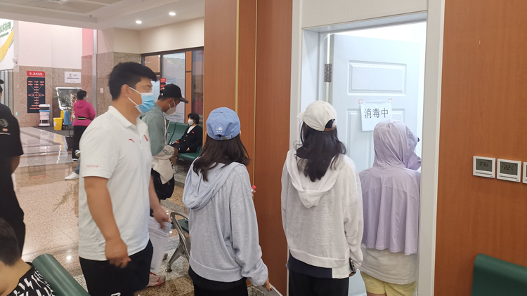 单板滑雪大跳台和坡面障碍技巧国家集训队来我校集训