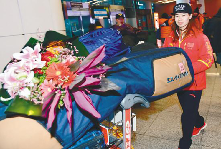 冬奥会中国自由式滑雪空中技巧队载誉回到沈阳 冬奥会中国自由式滑雪空中技巧队载誉回到沈阳