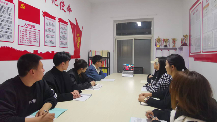 看球吧
组织师生收看全省教育系统学雷锋活动启动仪式和纪念毛泽东等老一辈革命家为雷锋同志题词六十周年特别节目