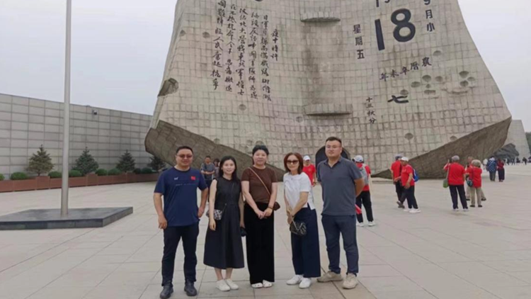 “重温峥嵘岁月 凝聚奋进力量”致公党看球吧
支部联合苏家屯老街社区开展共建活动