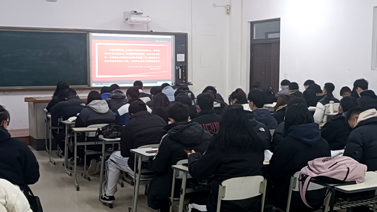 纪委书记何鹏飞为体育教育学院学生讲授习近平新时代中国特色社会主义思想概论课