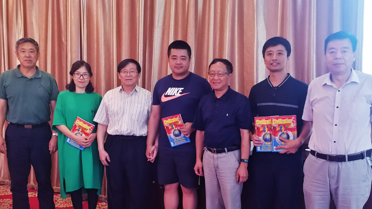 浣花诗社社长田麦久教授专程看望看球吧
参与诗社作品制作的有关人员 