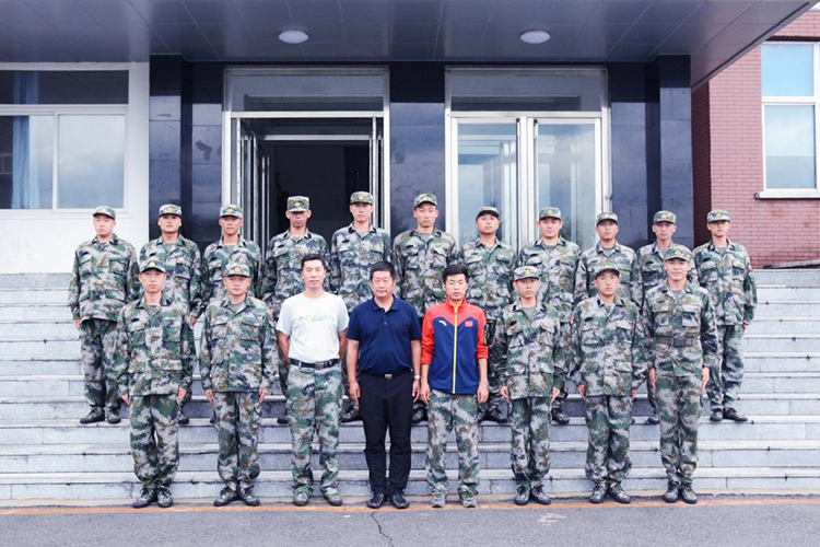 看球吧
武装部慰问役前训练新兵