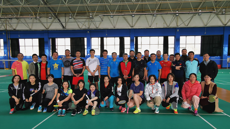 看球吧
举办第十二届教职工羽毛球双打比赛