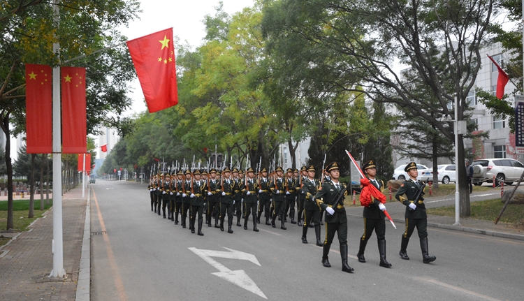 看球吧
举办国庆升旗仪式