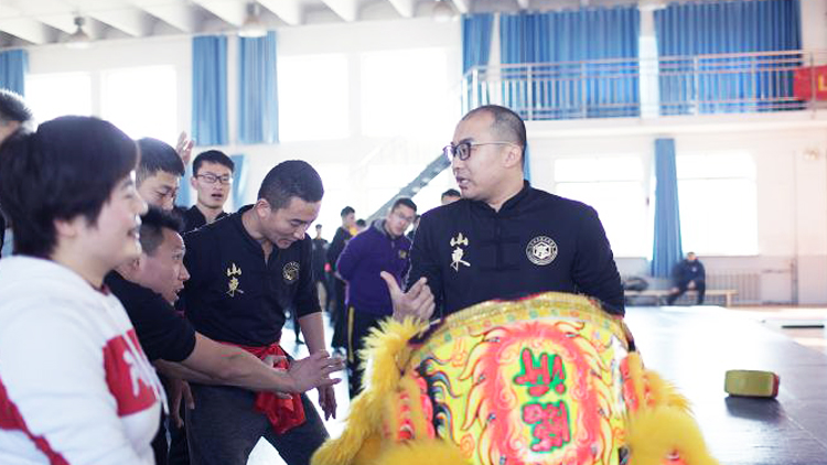 教师李本一为山东省舞龙舞狮教练员培训班授课