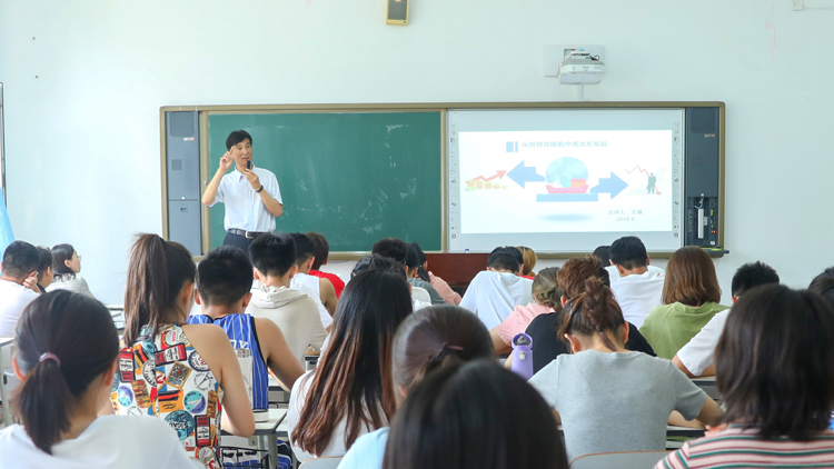 党委副书记王健为学生讲授形势与政策课