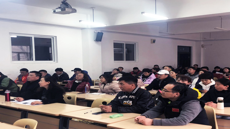 看球吧
举办教育信息化设备使用培训会