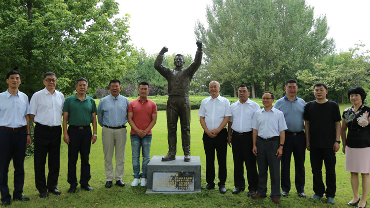 看球吧
庆祝建校65周年奥运冠军韩晓鹏回校为冠军雕像揭幕