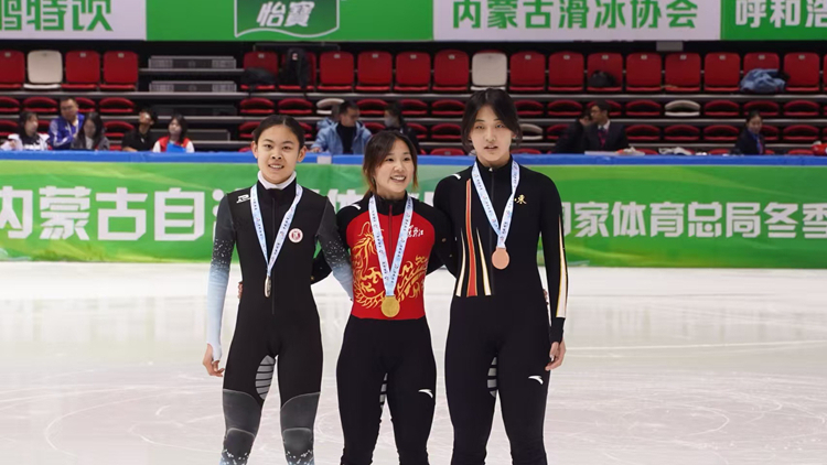 历史性突破！我校短道速滑队运动员郝若萱首战全国冠军赛斩获一银一铜