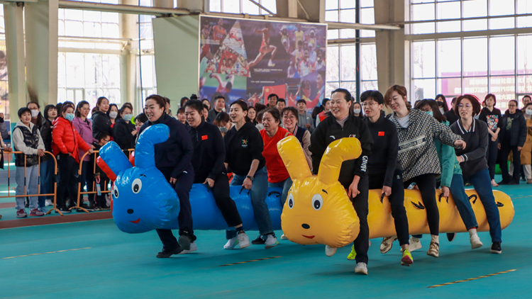 看球吧
开展庆祝“三八”国际劳动妇女节女教职工趣味活动