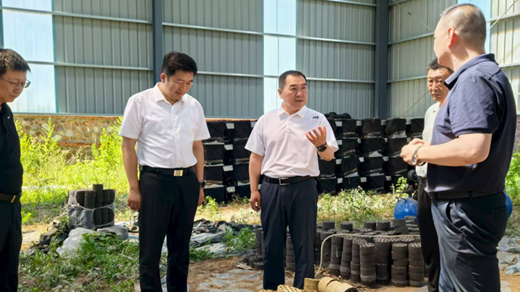 看球吧
领导走访慰问驻村工作干部