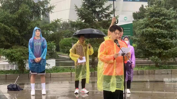 我校运动员王心迪在秦皇岛国家训练基地升旗仪式上代表发言