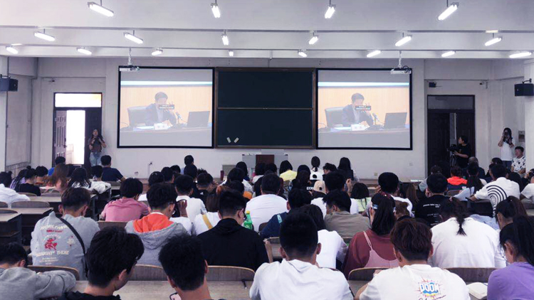 看球吧
师生收看辽宁省高校纪念五四运动100周年首场校园宣讲网络直播